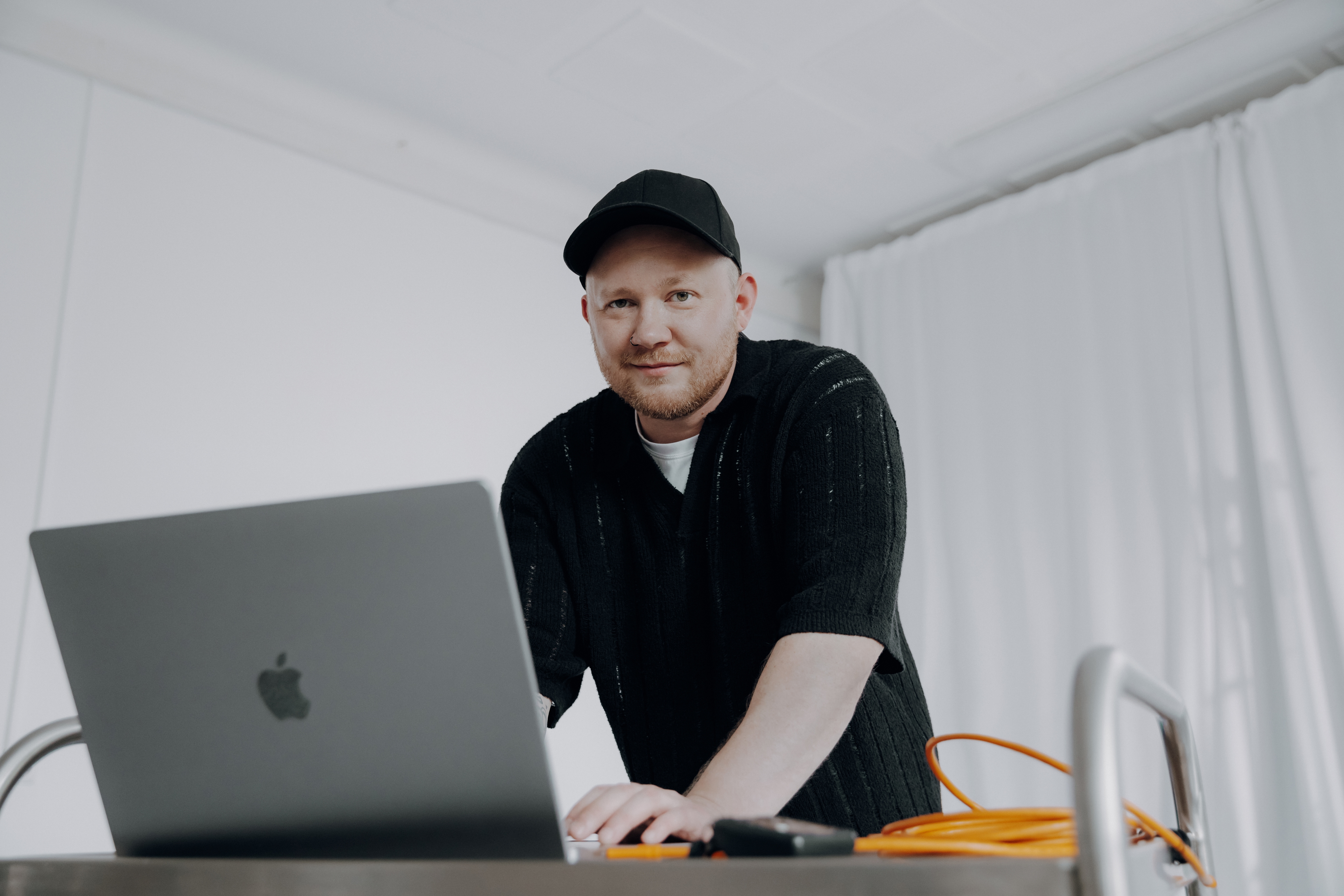 Behind the scenes – Dakiekste – Stellan in Arbeitssituation am Set im Studio