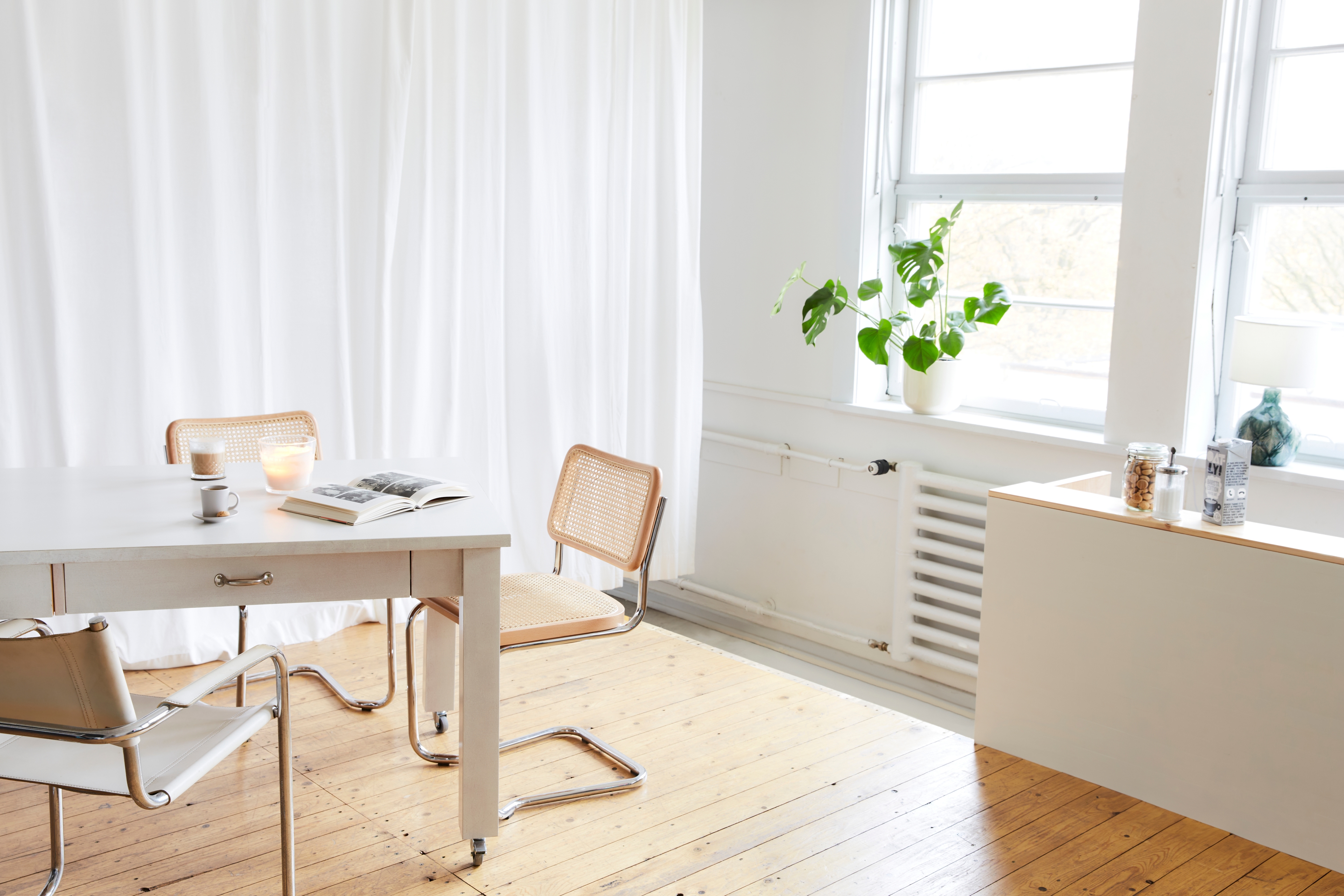 Still Foto des Lounge- und Arbeitsbereichs im Klub Studio