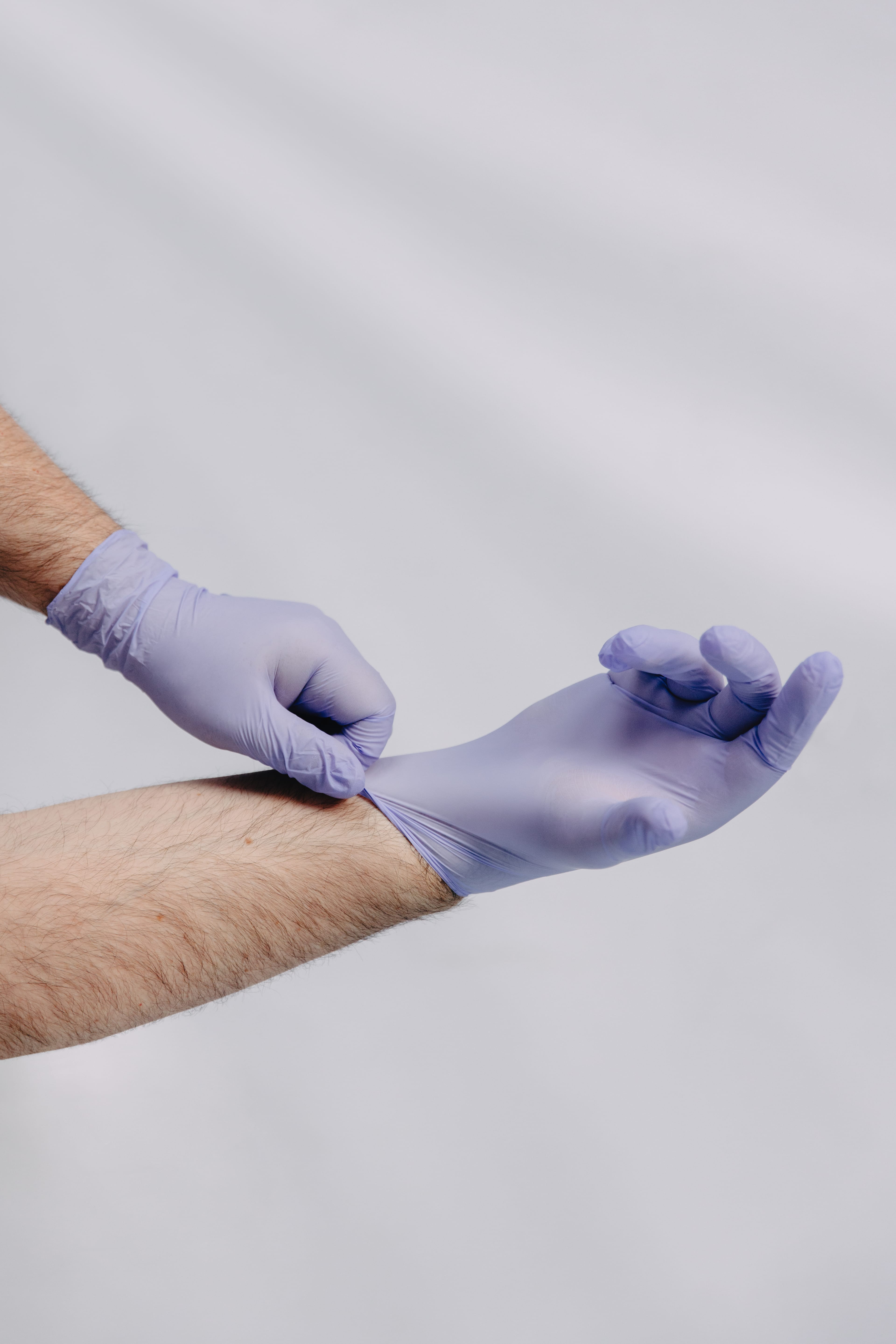 Branding - Gesundheit und Pflege Sanitaetshaus - Detailaufnahme sterile Hanschuhe anziehen