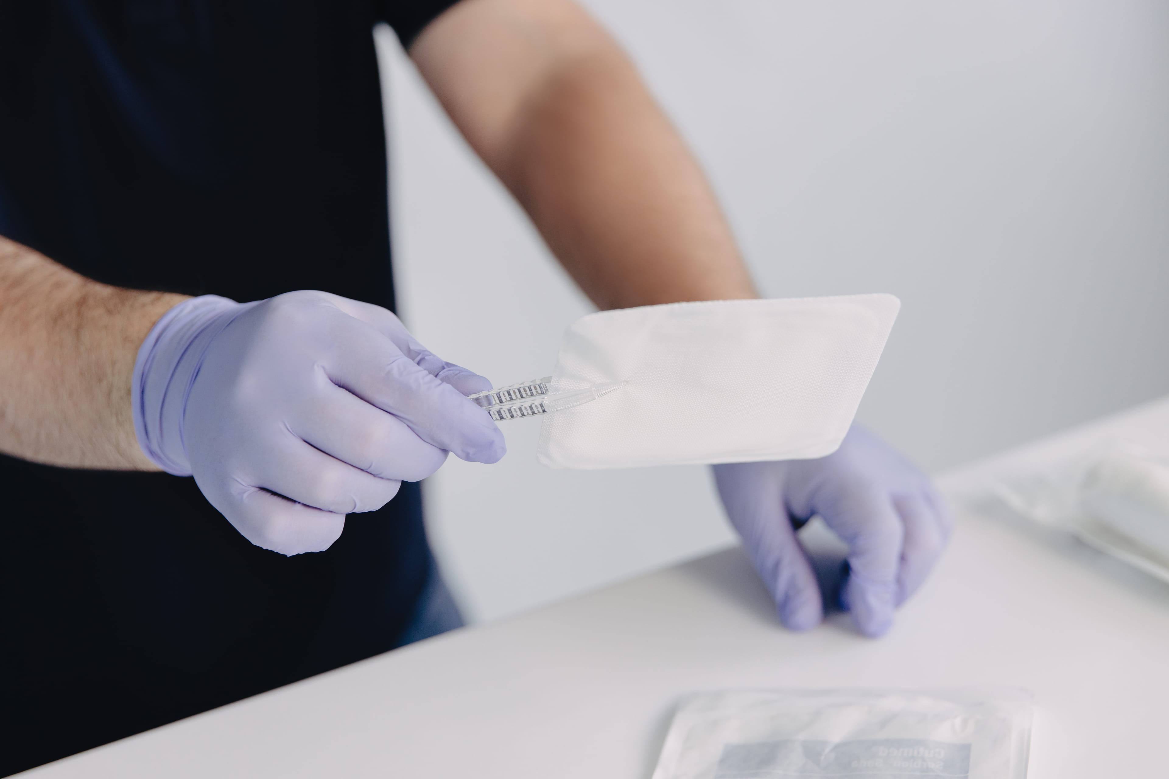 Branding - Gesundheit und Pflege Sanitaetshaus - Detailaufnahme Kompresse mit Pinzette aufnehmen