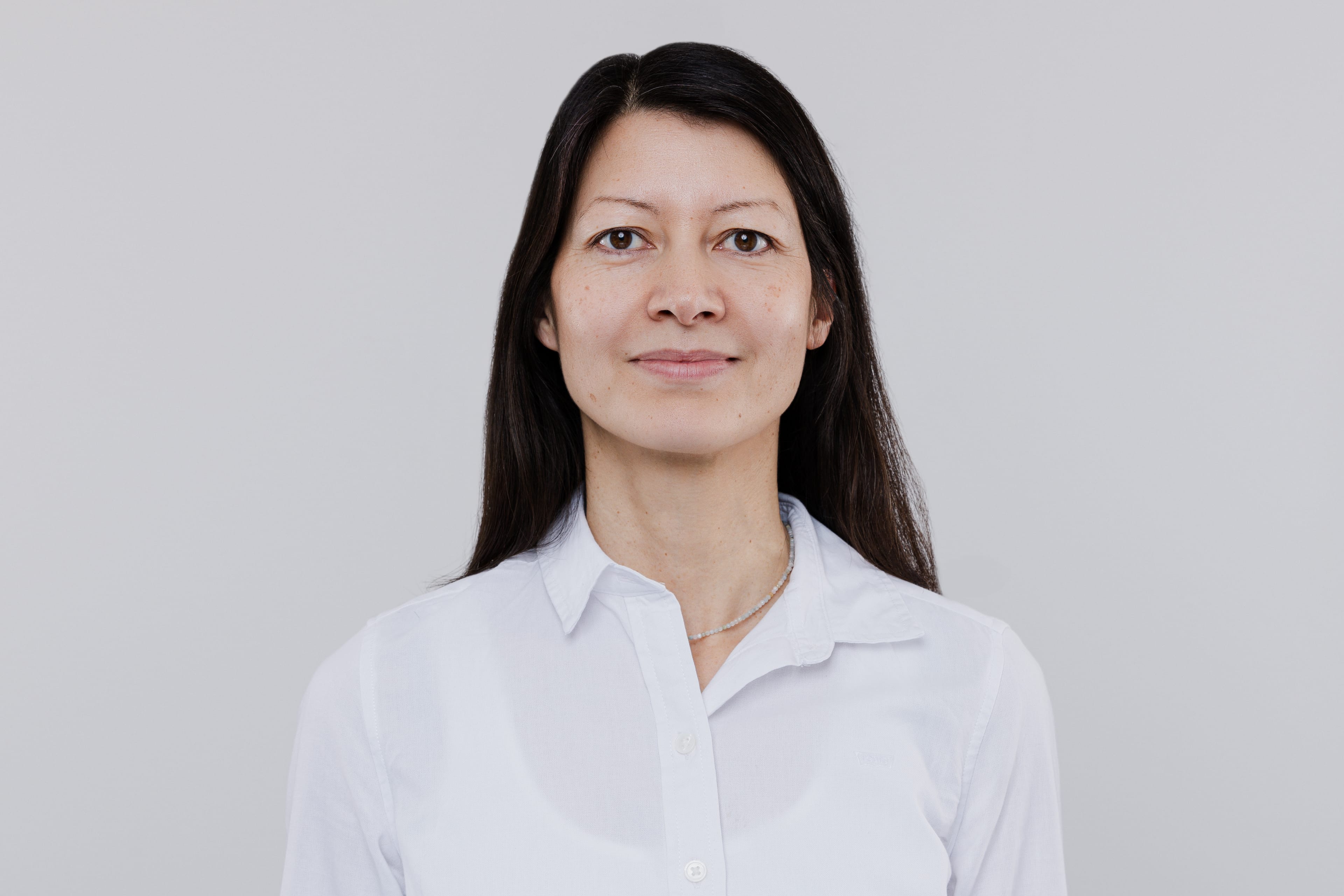 Businessportrait – Erneuerbare Energien – Mitarbeiterin natuerlich vor weißen Hintergrund Tageslicht Look